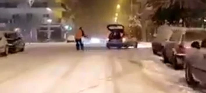 Δέθηκε από αυτοκίνητο και έκανε σκι στο κέντρο της Ορεστιάδας (βίντεο)